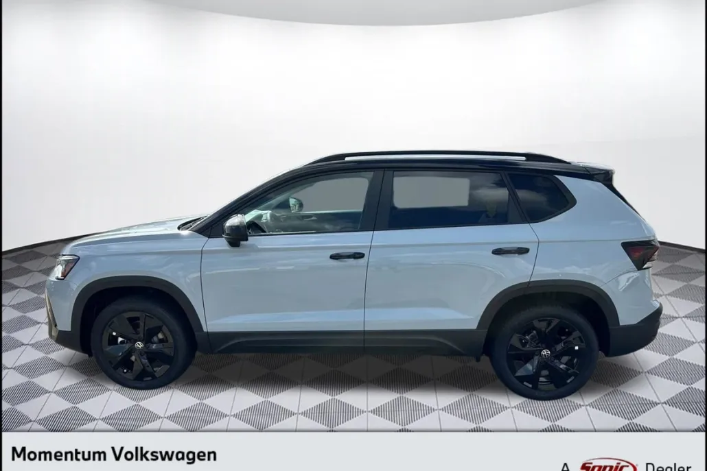 2025 Volkswagen Taos SE photo 1