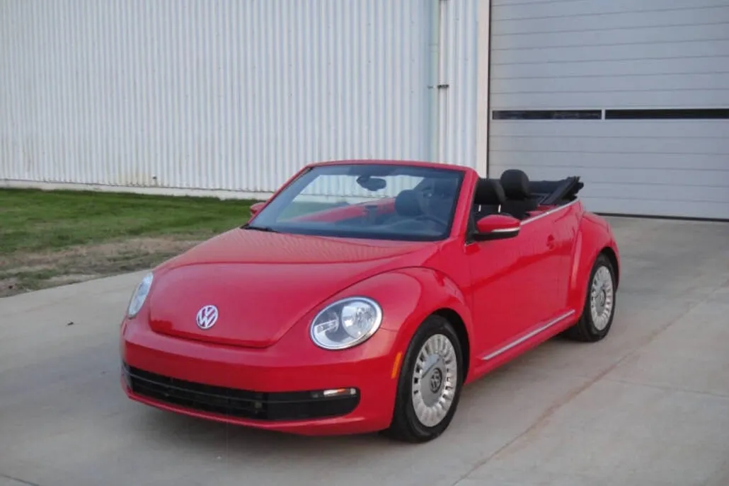 2016 Volkswagen Beetle Convertible 1.8T SE photo 1