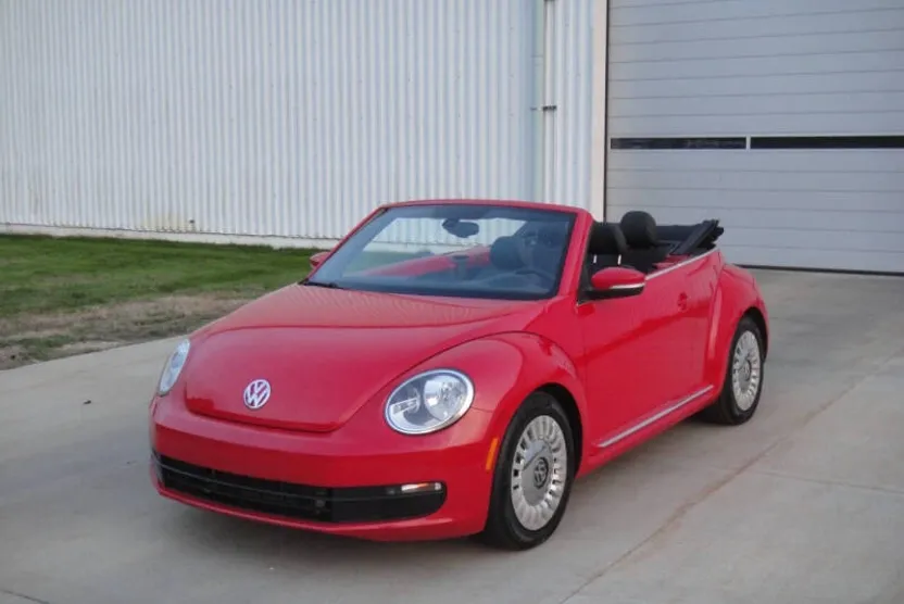 2016 Volkswagen Beetle Convertible 1.8T SE photo 1
