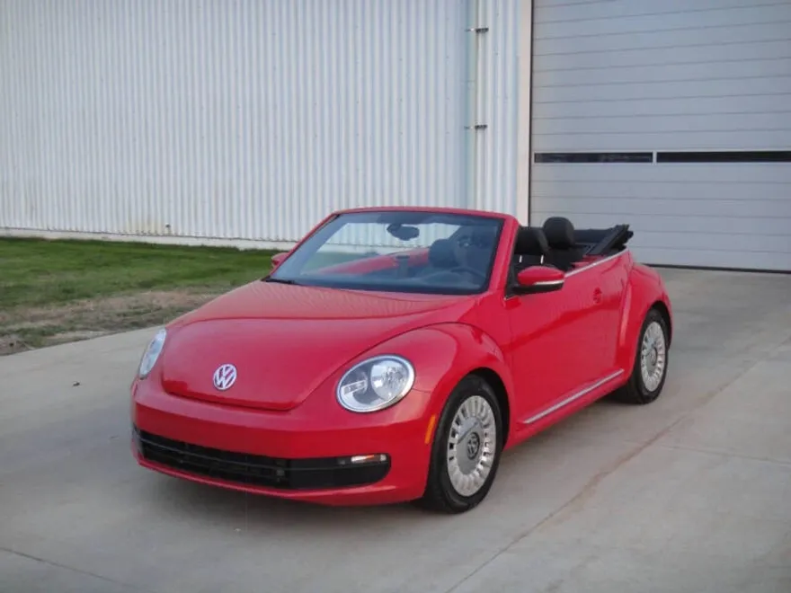 2016 Volkswagen Beetle Convertible 1.8T SE photo 1
