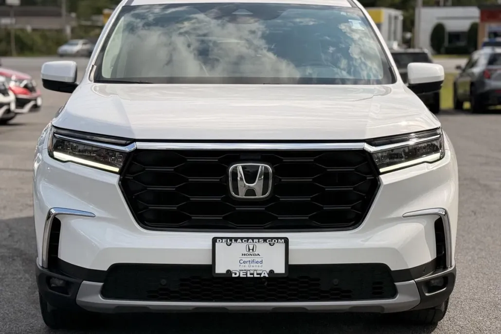 2023 Honda Pilot Touring photo 1