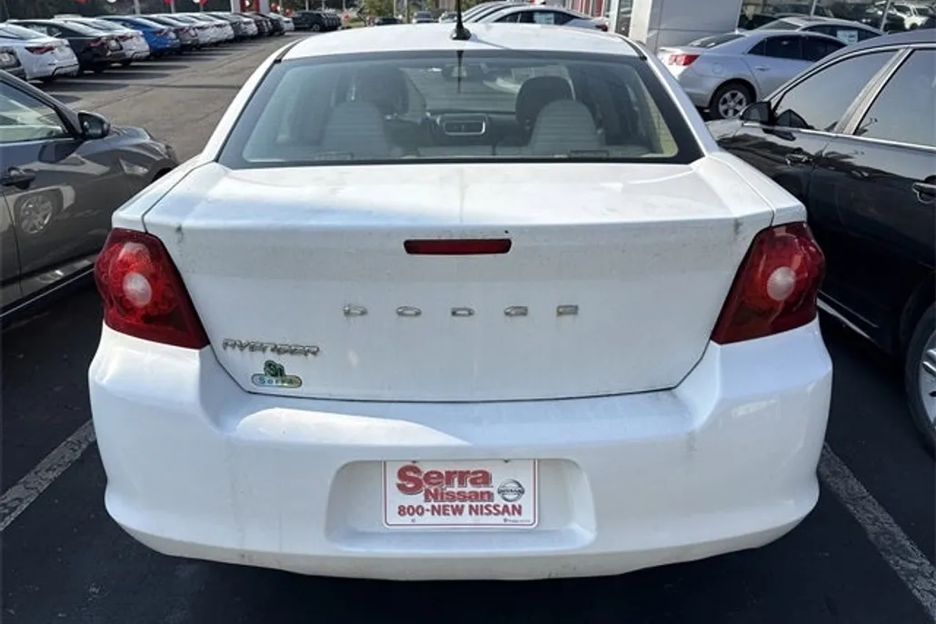 2012 Dodge Avenger SE photo 1