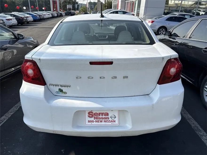 2012 Dodge Avenger SE photo 1