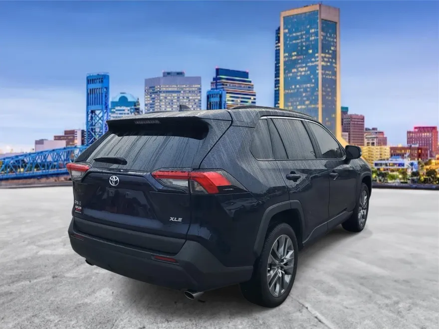 2023 Toyota RAV4 XLE Premium photo 1