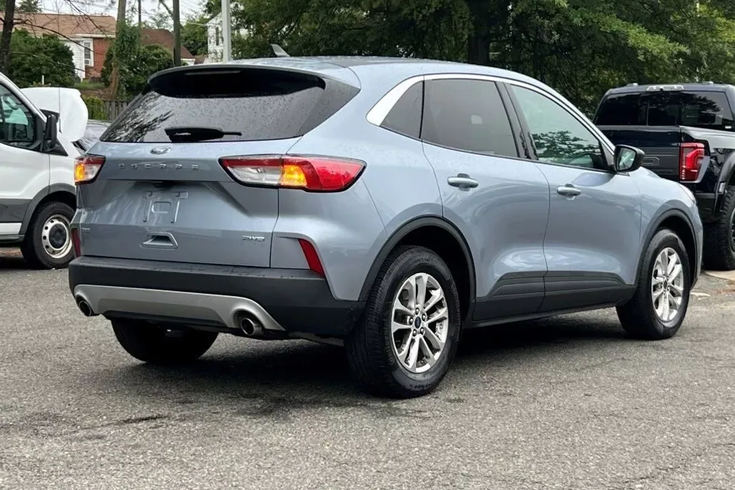 2022 Ford Escape SE photo 1