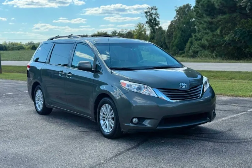 2014 Toyota Sienna XLE photo 1