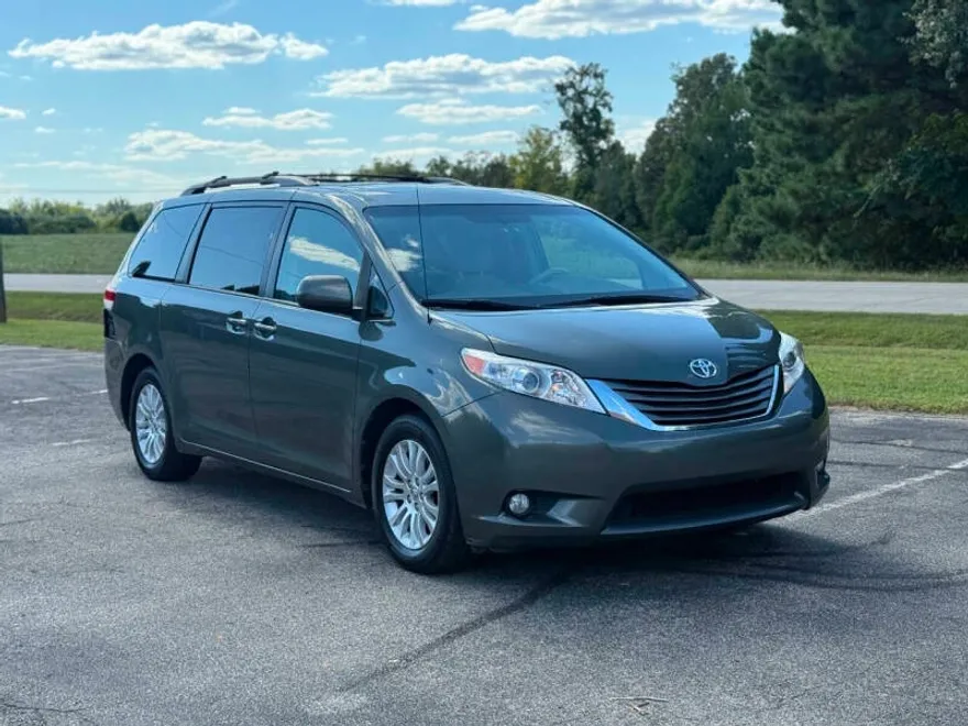 2014 Toyota Sienna XLE photo 1