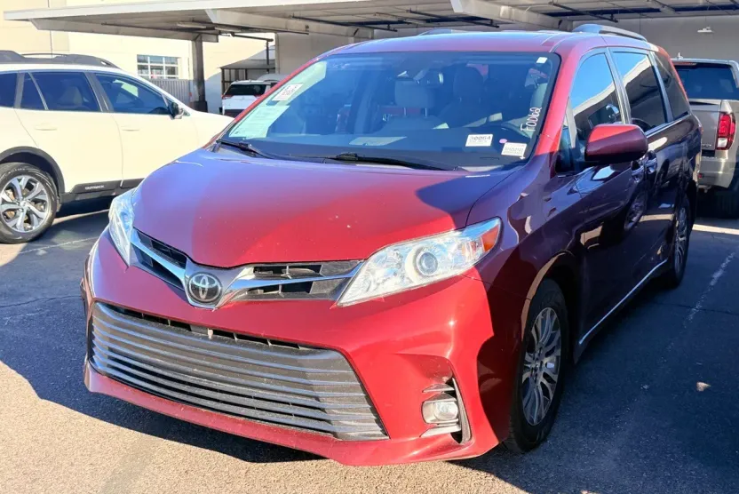 2020 Toyota Sienna XLE photo 1