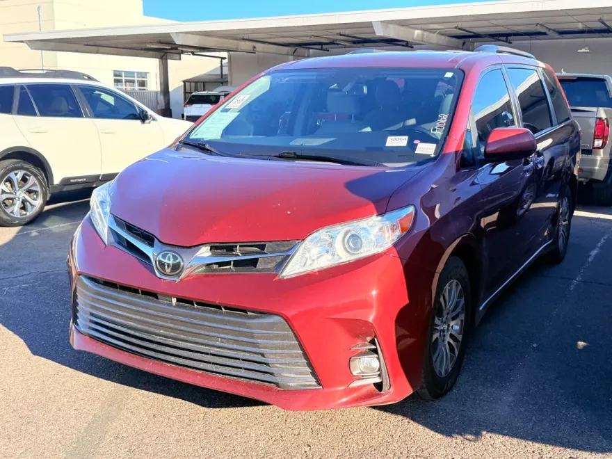 2020 Toyota Sienna XLE photo 1