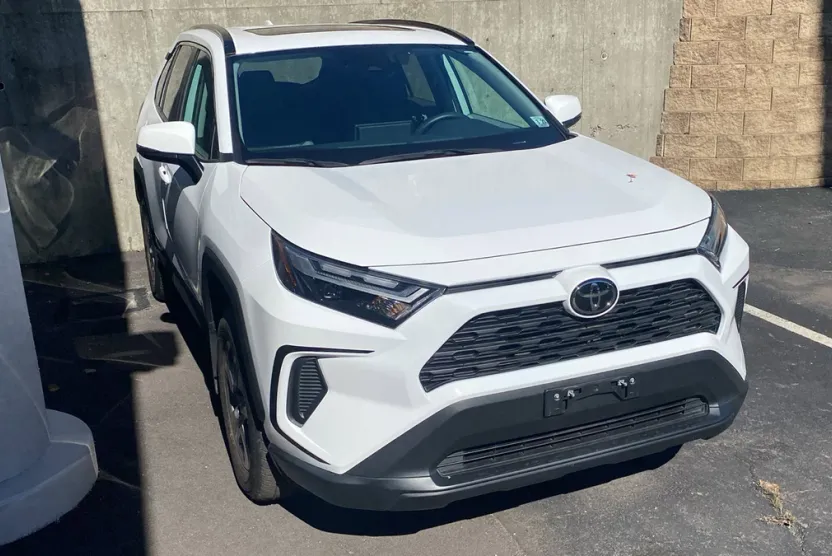 2024 Toyota RAV4 XLE photo 1