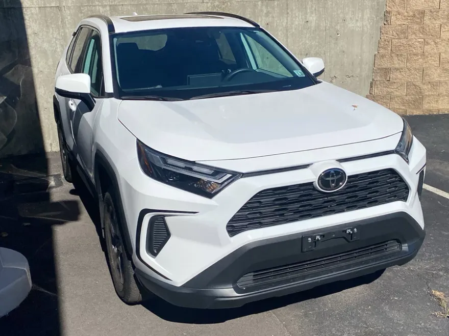 2024 Toyota RAV4 XLE photo 1