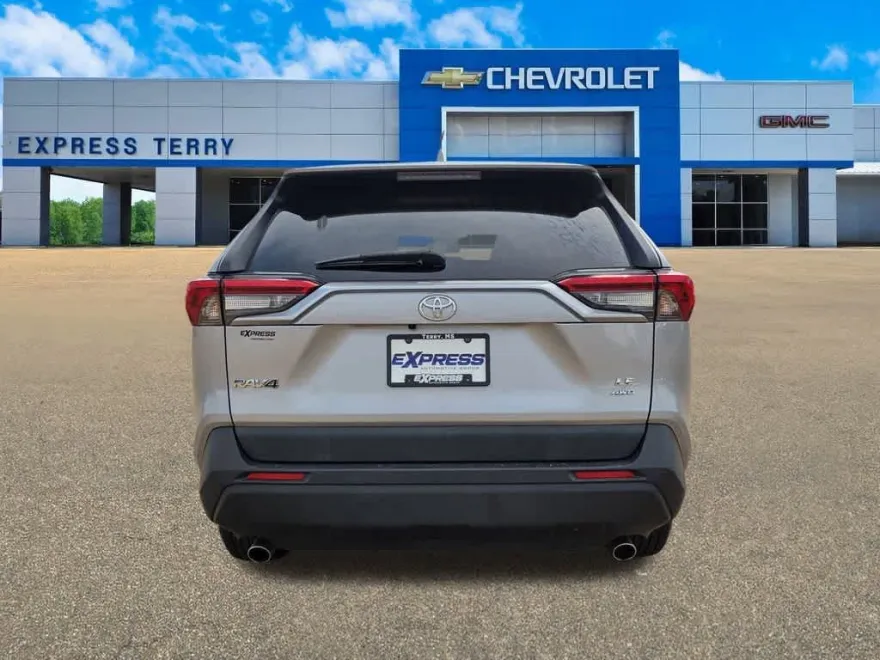 2024 Toyota RAV4 LE photo 1