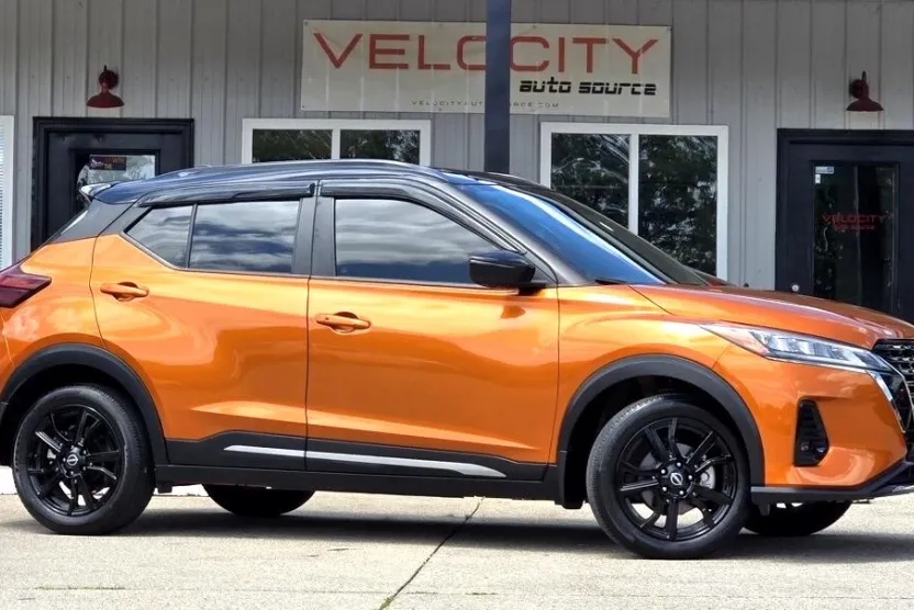 2023 Nissan Kicks SR photo 1