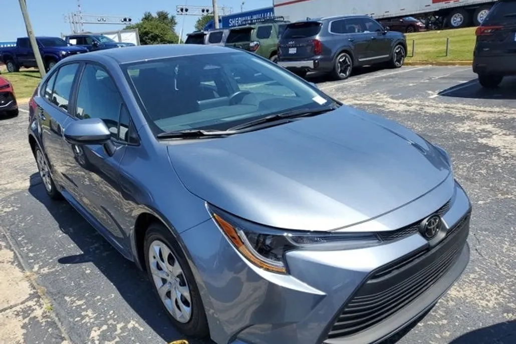 2024 Toyota Corolla LE photo 1