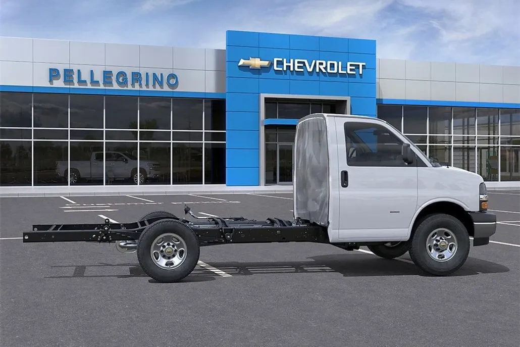 2025 Chevrolet Express Cutaway 3500 photo 1