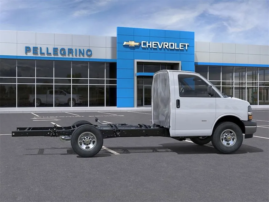 2025 Chevrolet Express Cutaway 3500 photo 1