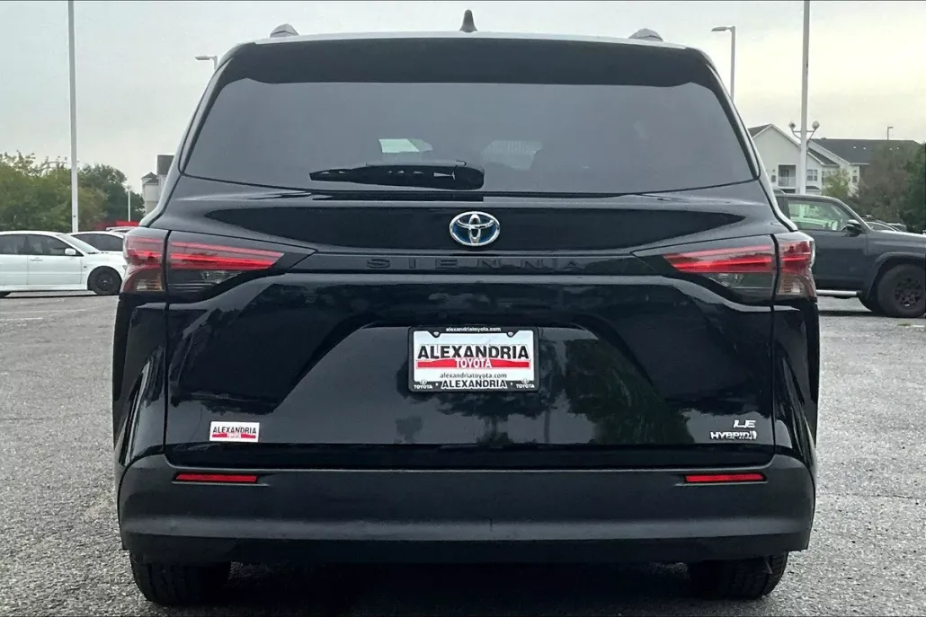 2022 Toyota Sienna LE photo 1