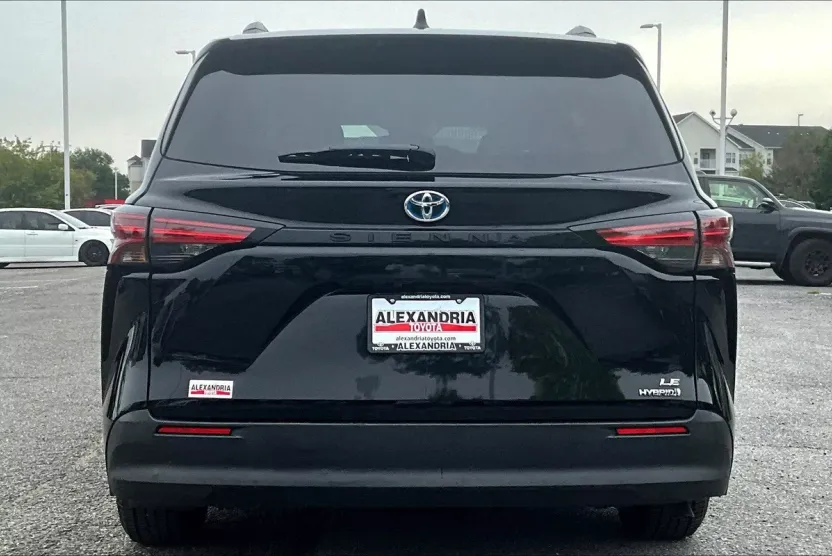 2022 Toyota Sienna LE photo 1