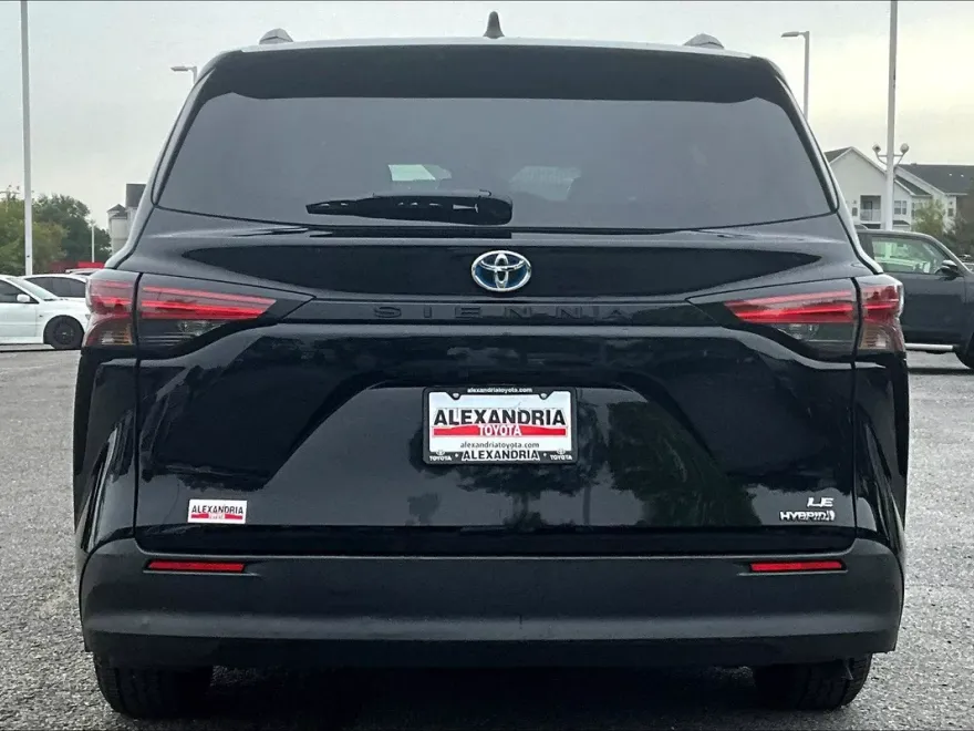 2022 Toyota Sienna LE photo 1