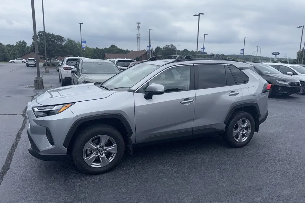 2024 Toyota RAV4 XLE photo 1