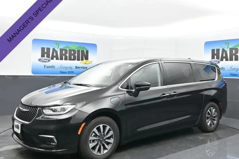 2023 Chrysler Pacifica Hybrid Touring L photo 1