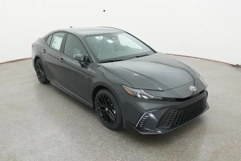 2025 Toyota Camry SE photo 1