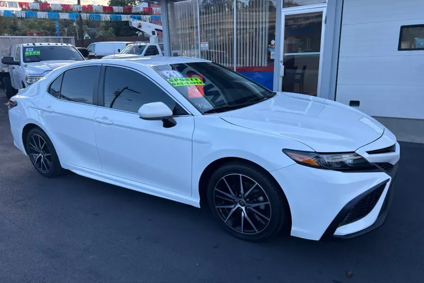 2021 Toyota Camry SE photo 1