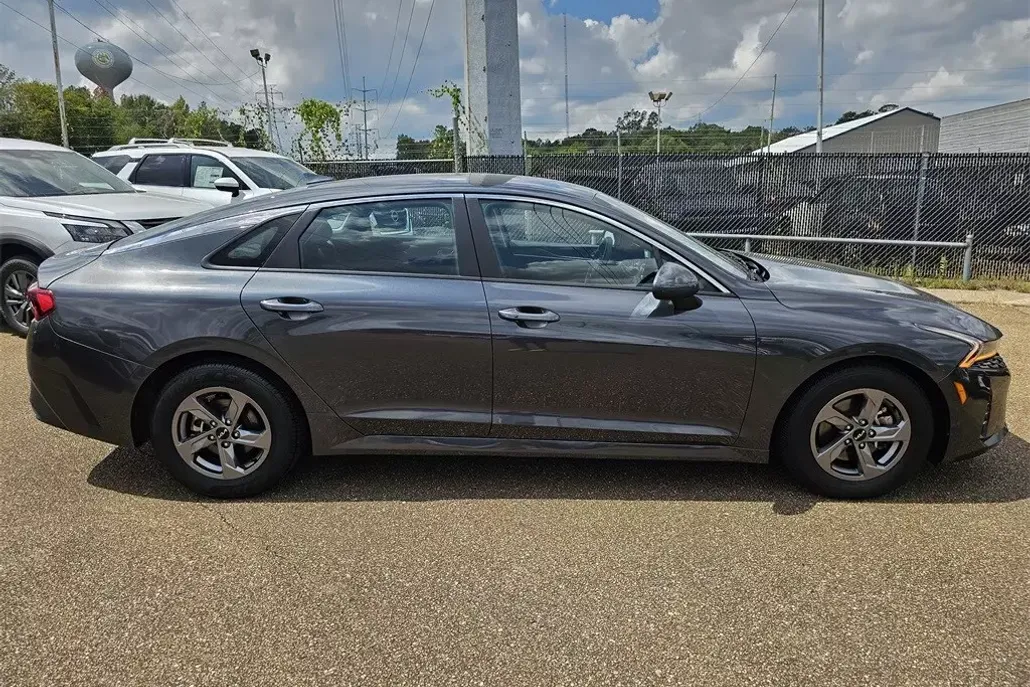 2023 Kia K5 LXS photo 1