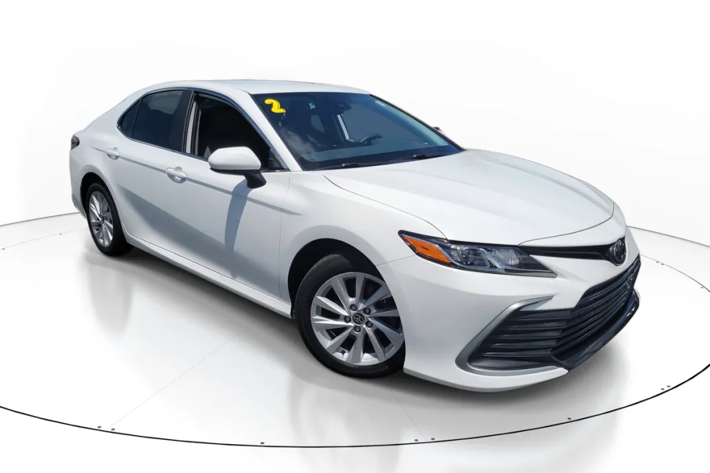 2022 Toyota Camry LE photo 1