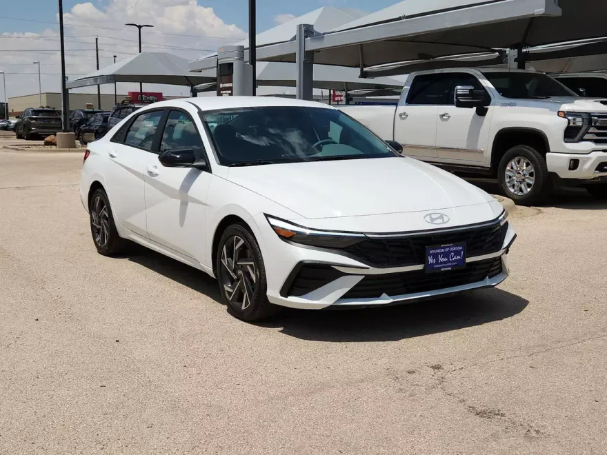 2025 Hyundai Elantra SEL Sport photo 1