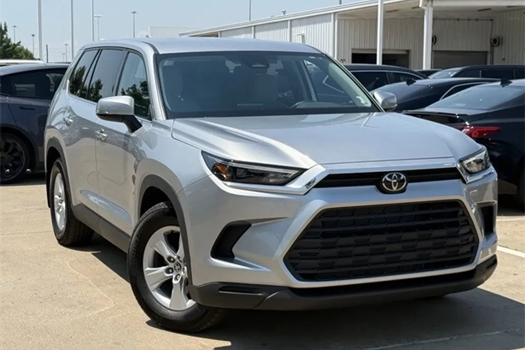 2025 Toyota Grand Highlander LE photo 1
