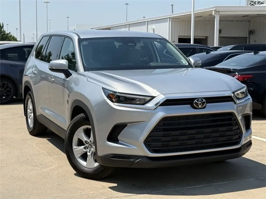 2025 Toyota Grand Highlander LE photo 1