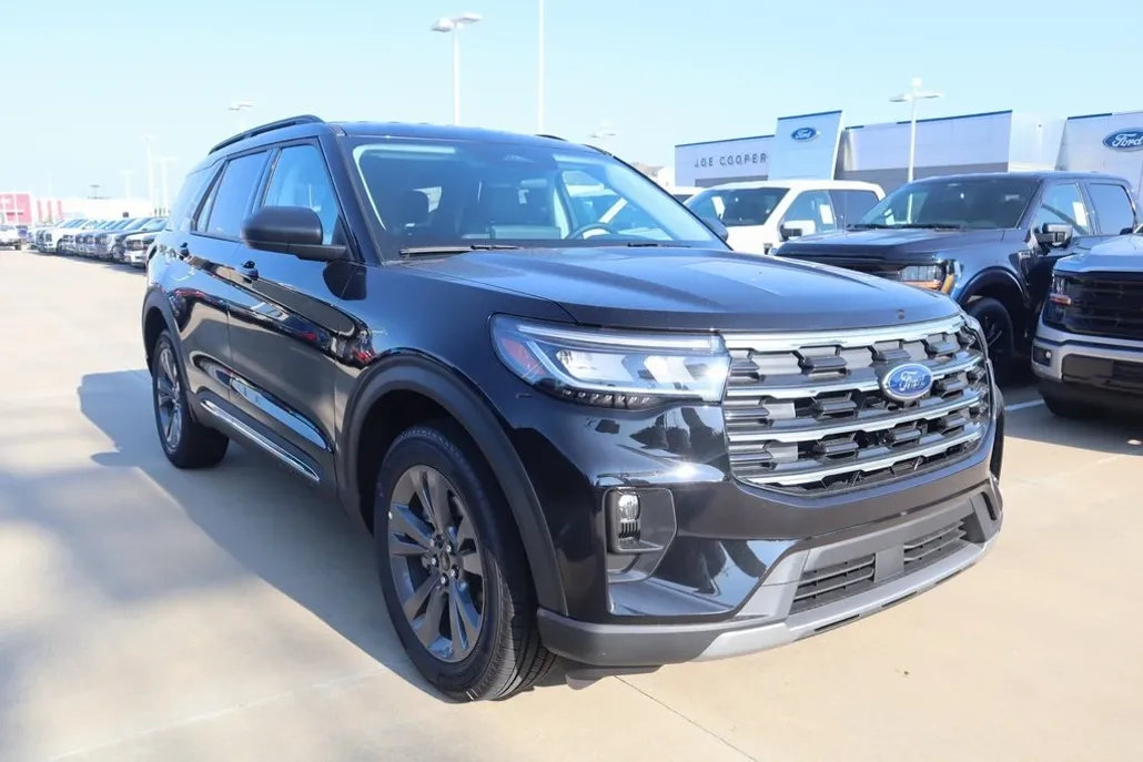 2025 Ford Explorer photo 1