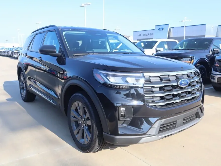 2025 Ford Explorer photo 1