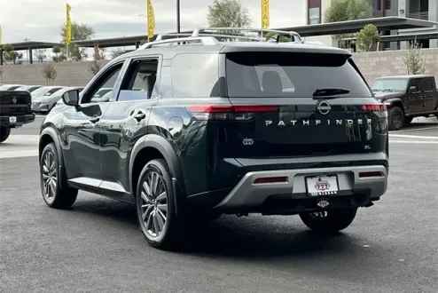 2025 Nissan Pathfinder SL photo 3