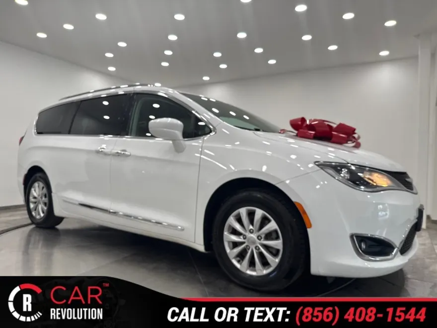 2018 Chrysler Pacifica Touring L photo 1