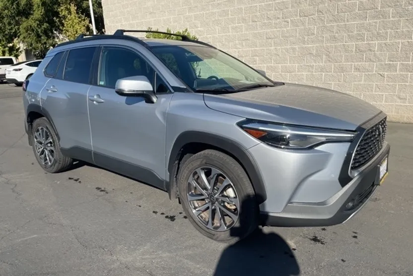2022 Toyota Corolla Cross XLE photo 1