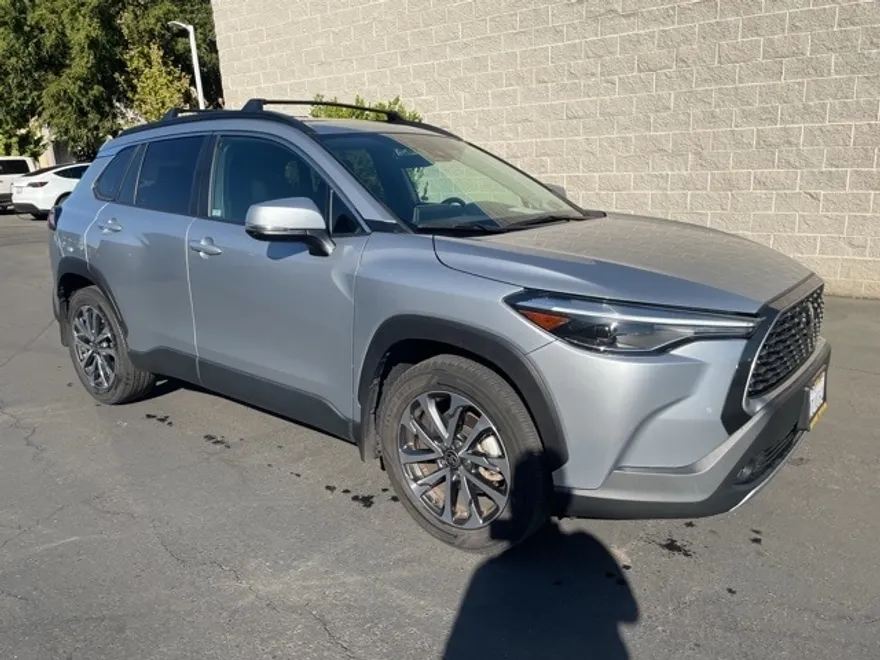 2022 Toyota Corolla Cross XLE photo 1
