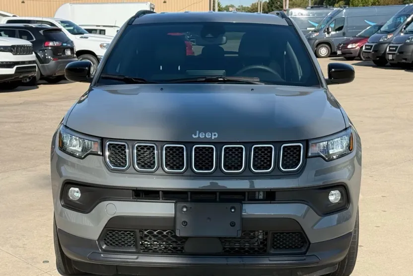 2024 Jeep Compass Latitude photo 1