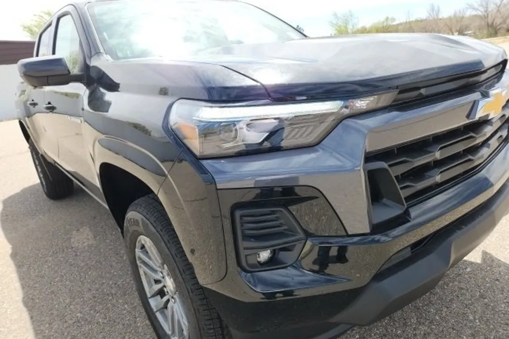 2025 Chevrolet Colorado Work Truck LT photo 1