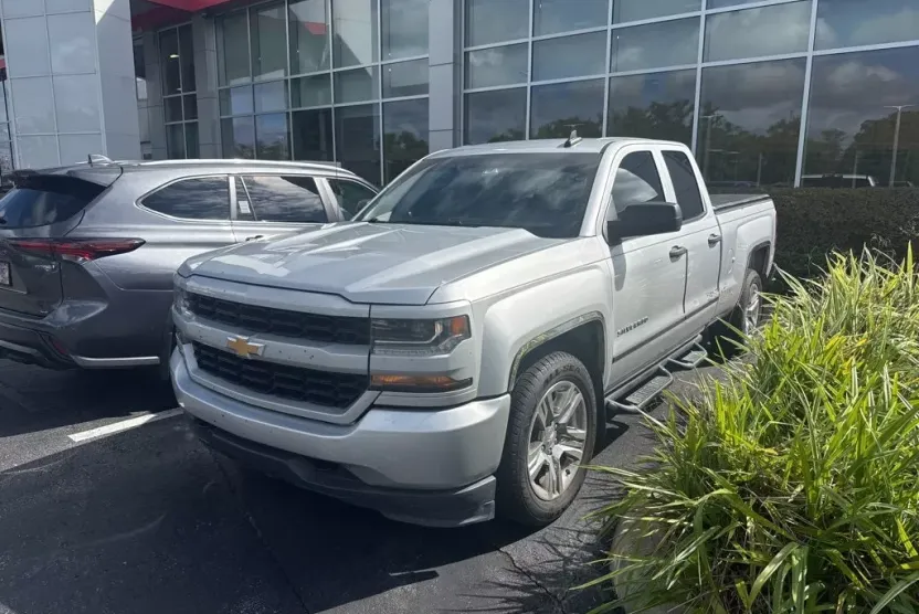 2018 Chevrolet Silverado 1500 Custom photo 1