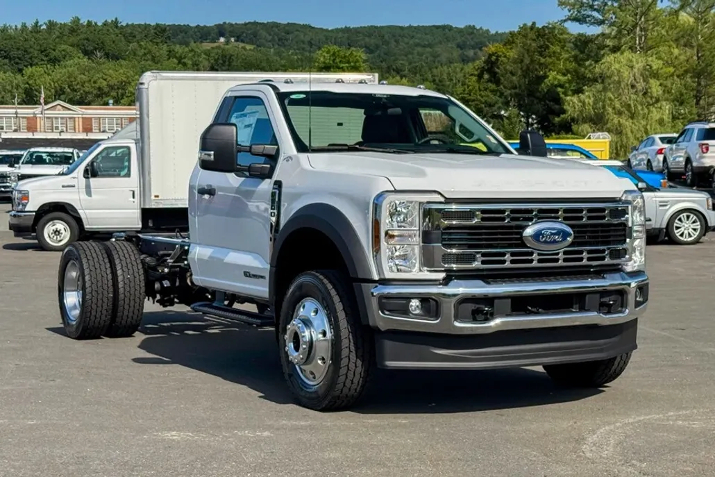 2025 Ford F-600 photo 1