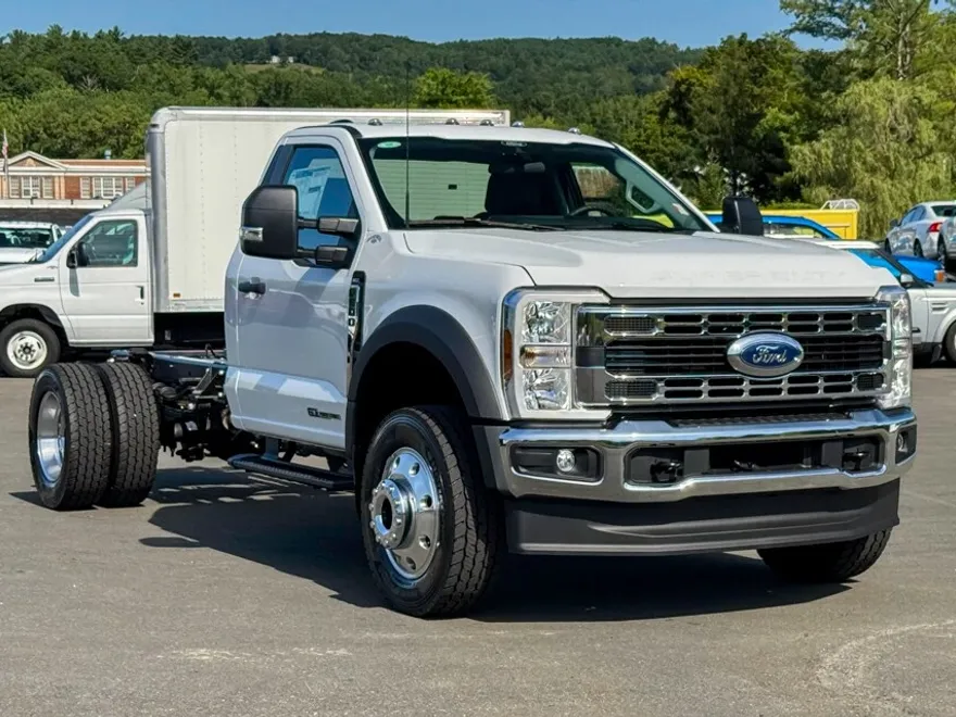 2025 Ford F-600 photo 1