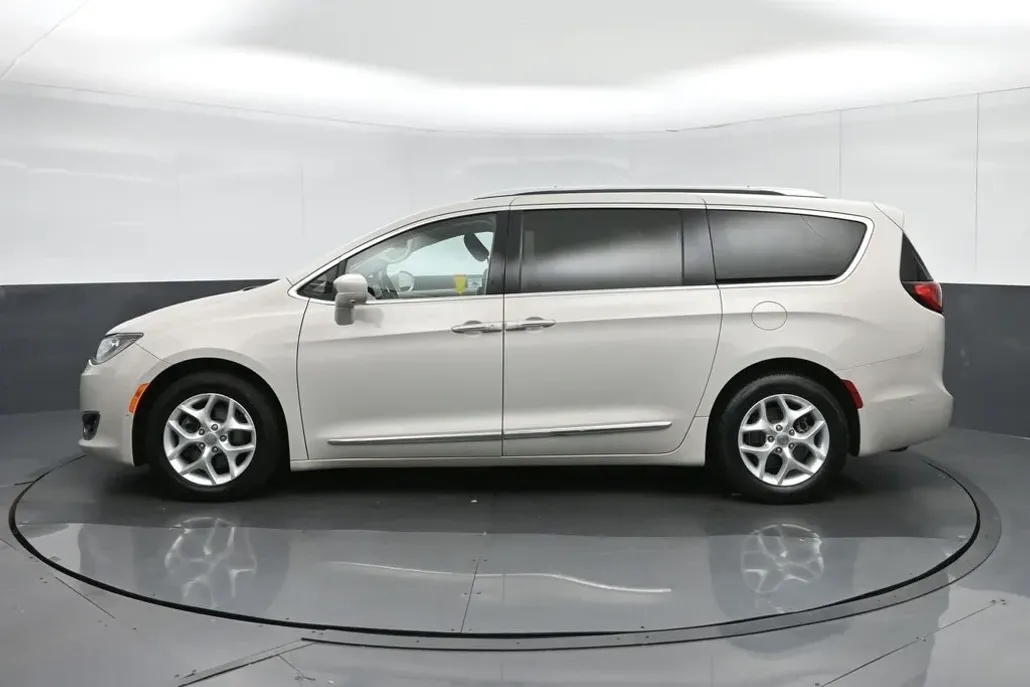 2017 Chrysler Pacifica Touring Plus photo 1