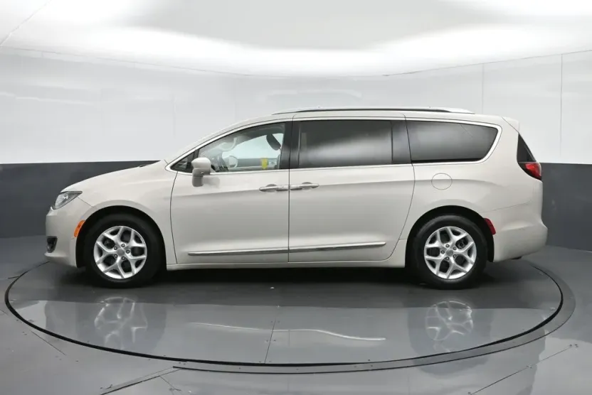 2017 Chrysler Pacifica Touring Plus photo 1