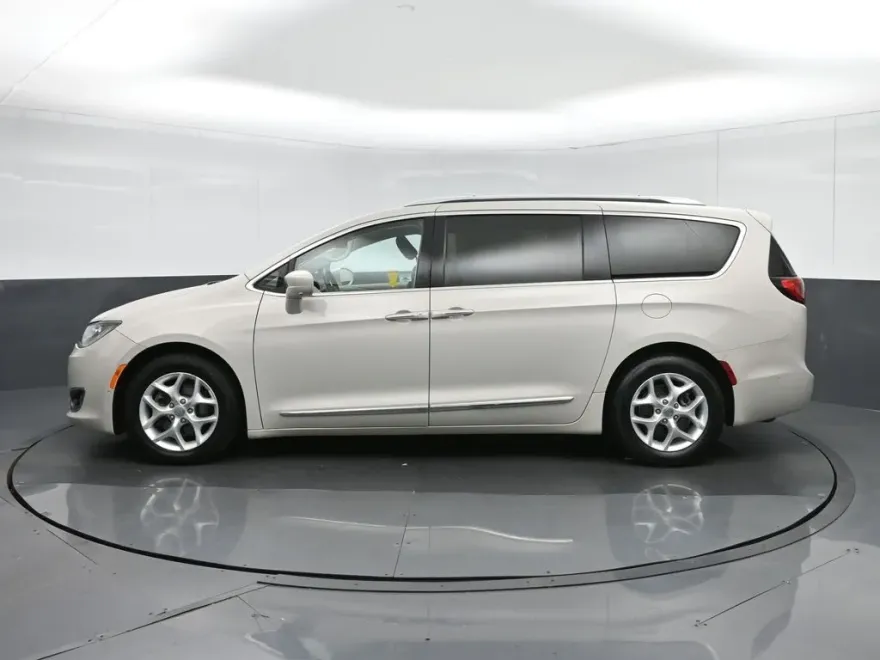 2017 Chrysler Pacifica Touring Plus photo 1