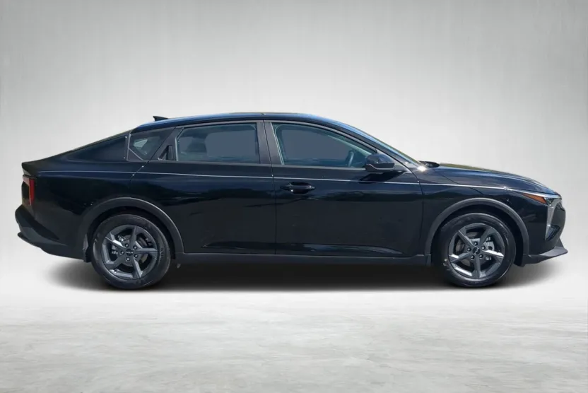2025 Kia K4 LXS photo 1