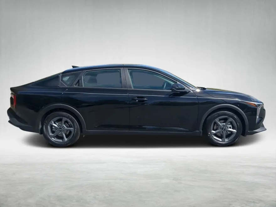 2025 Kia K4 LXS photo 1