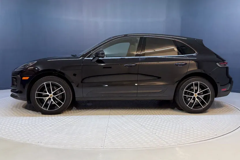 2023 Porsche Macan T photo 1