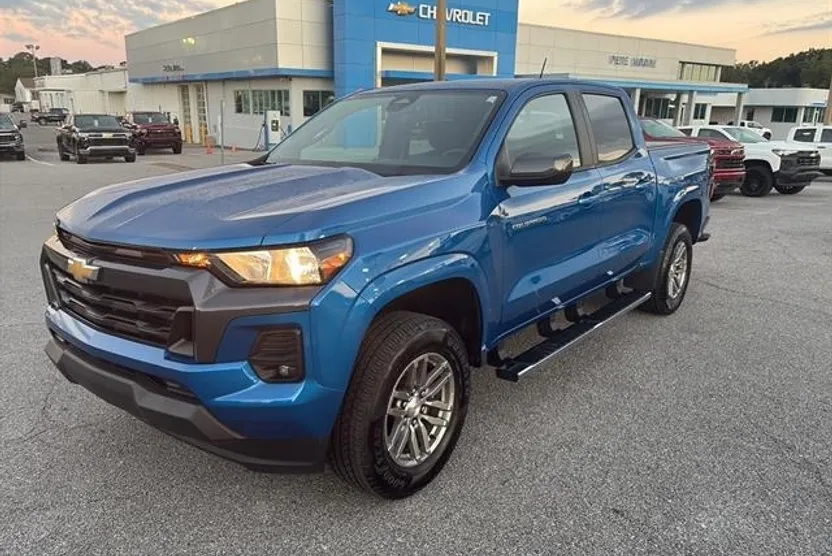 2023 Chevrolet Colorado LT photo 1